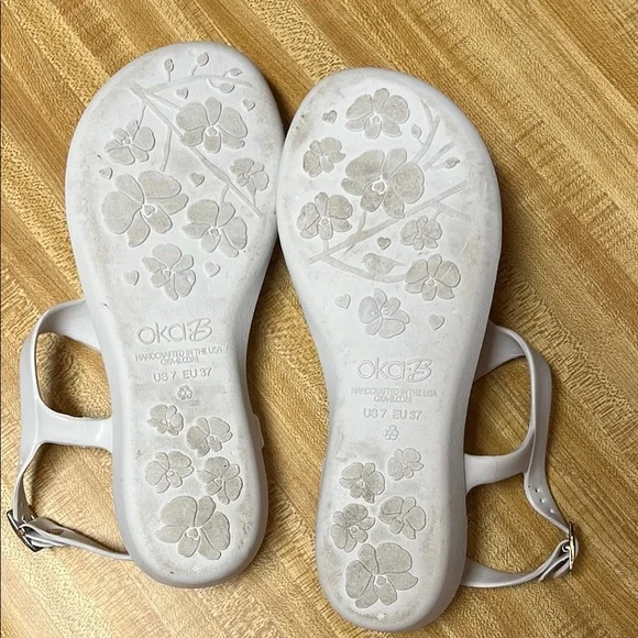 Elegant White OKA b Sandals with Crystal Embellishments - Picture 2 of 5